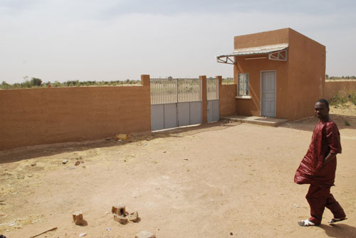 Entrée principale et logement du gardien