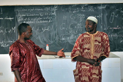 A droite, principal du collège